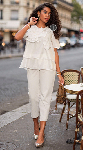 Blusa di chiffon con applicazioni floreali e scollo a girocollo