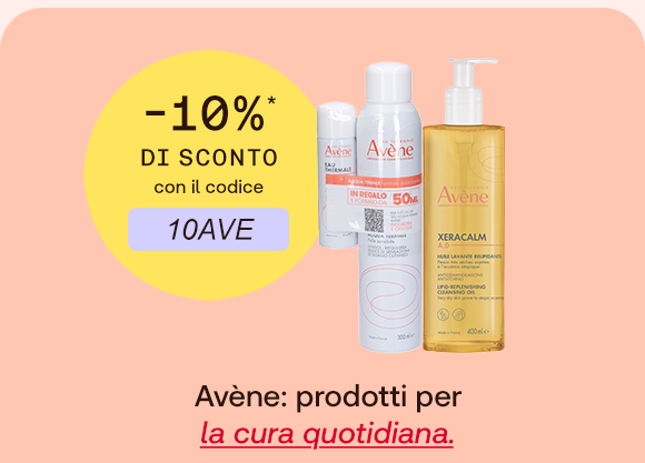 Tre prodotti Av&egrave;ne su sfondo pesca: spray Eau Thermale e detergente XeraCalm A.D. A sinistra un bollino giallo indica: &ldquo;-10% di sconto con il codice 10AVE&rdquo;. In basso il testo: &ldquo;Av&egrave;ne: prodotti per la cura quotidiana&rdquo;, con &ldquo;la cura quotidiana&rdquo; evidenziato in rosso corsivo e sottolineato.