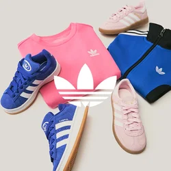 Sneaker in suede blu con strisce bianche, sneaker rosa, una felpa rosa e un giubbotto sportivo blu con accenti neri e logo.