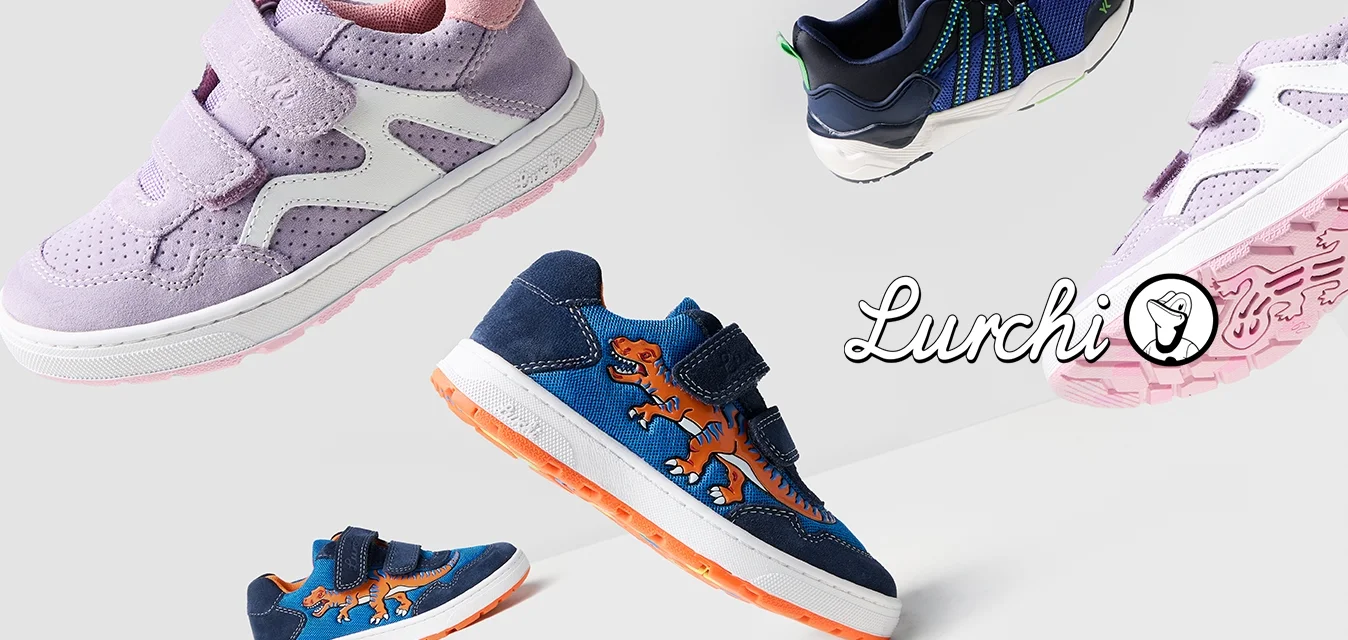 Quattro paia di scarpe per bambini: un paio viola con accenti rosa, un paio blu scuro con dettagli verdi, un paio blu con stampa di dinosauri e un paio con suola rosa.