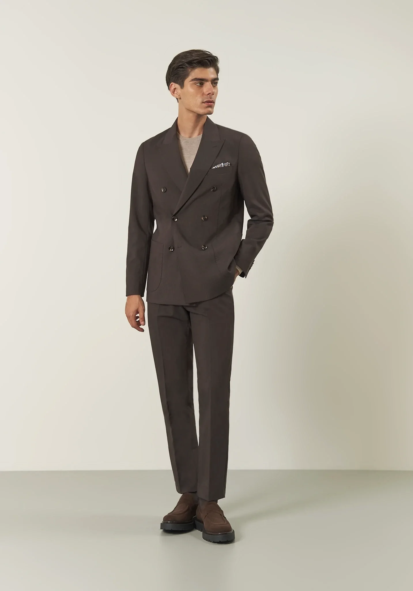 Image of Abito marrone doppiopetto revers a lancia tessuto stretch slim fit