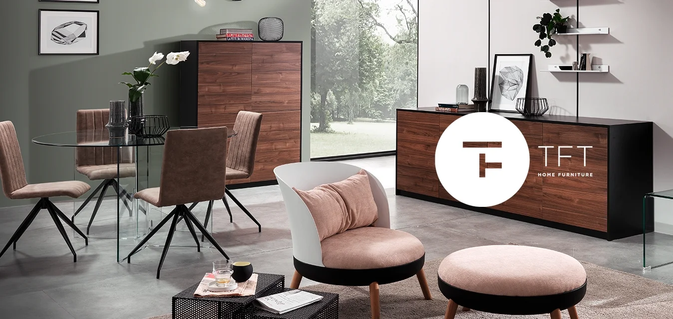 Soggiorno moderno con un tavolo da pranzo in vetro, sedie imbottite marroni, un sideboard in legno e una poltrona con un cuscino morbido.