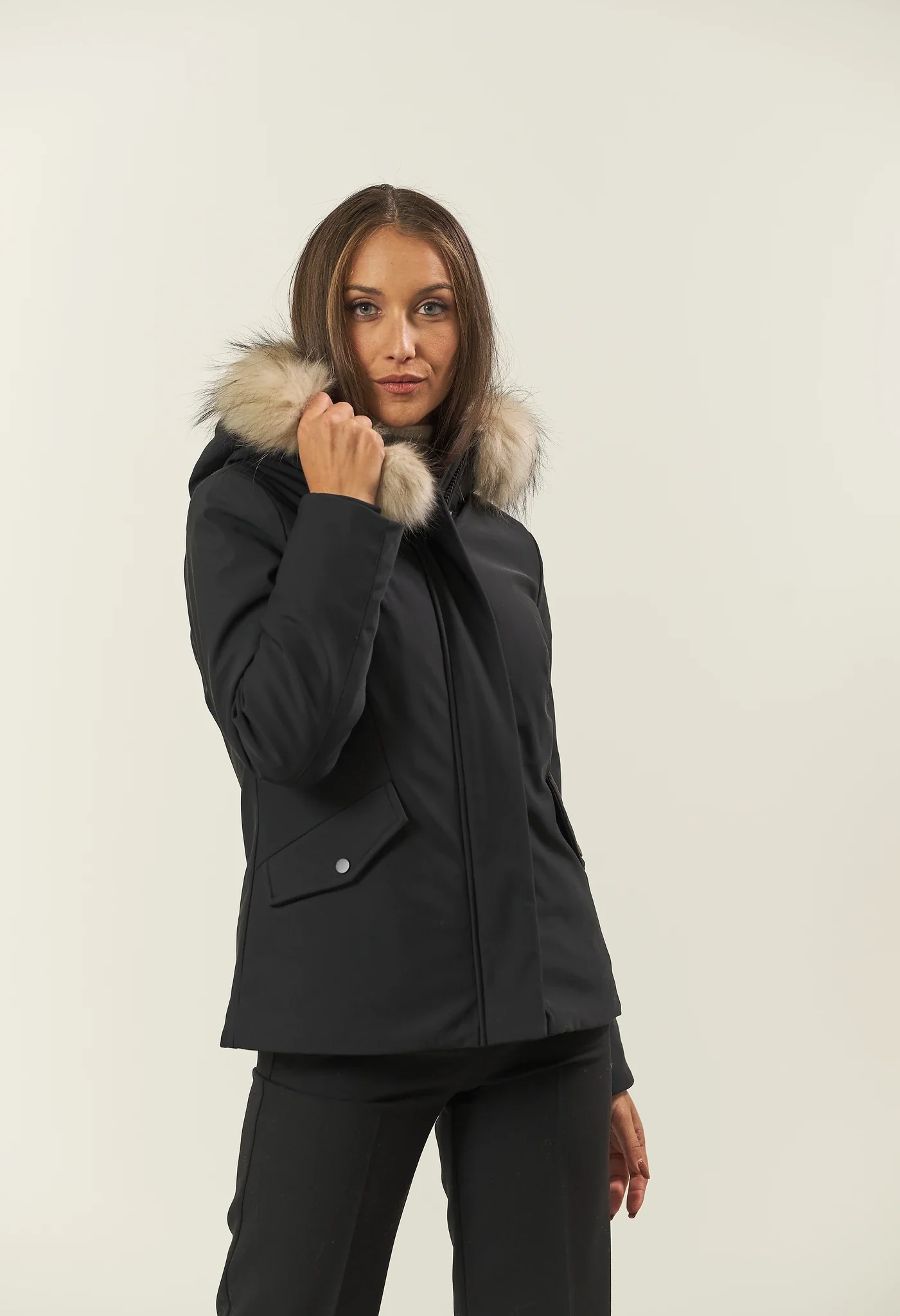 Image of Giaccone nero corto con pelliccia