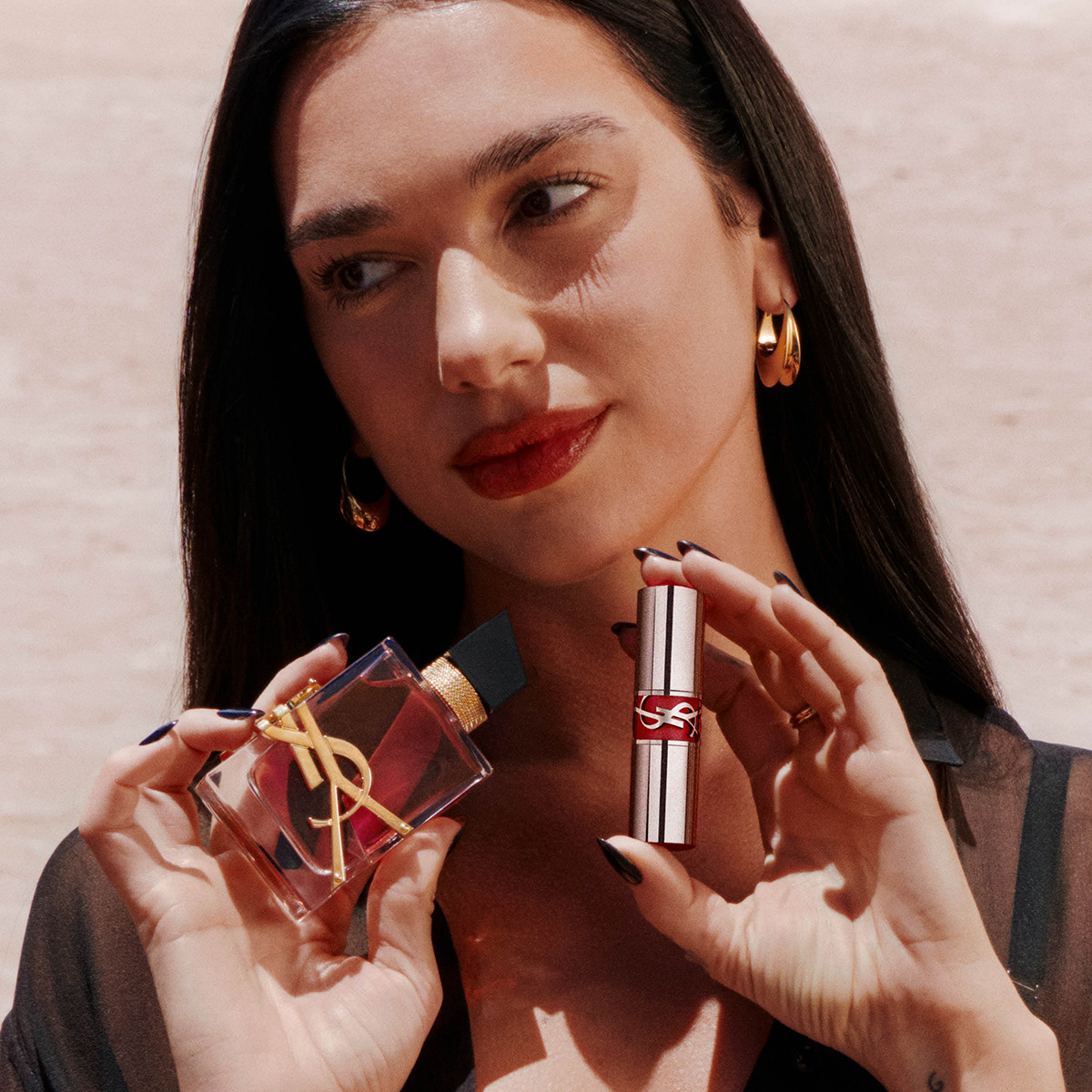 Dua Lipa tiene un flacone di profumo Libre e un rossetto YSL.