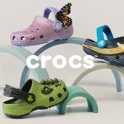 Cinque zoccoli colorati per bambini con charm decorativi disposti su archi pastello contro uno sfondo neutro.