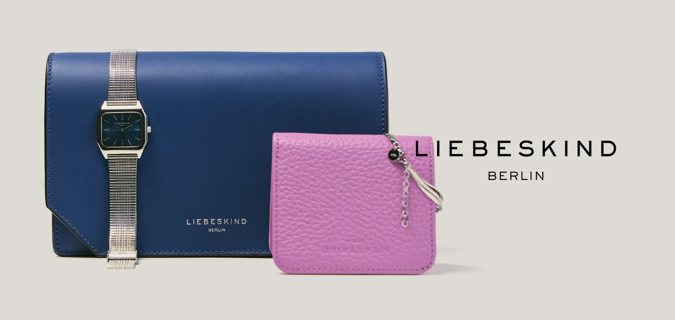 Pochette in pelle blu con orologio da polso in argento appoggiato sopra, e un piccolo portamonete rosa con texture e cerniera in argento.