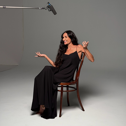 L&rsquo;Ambasciatrice Globale K&eacute;rastase, Demi Moore, seduta su una sedia, ci racconta la sua storia.