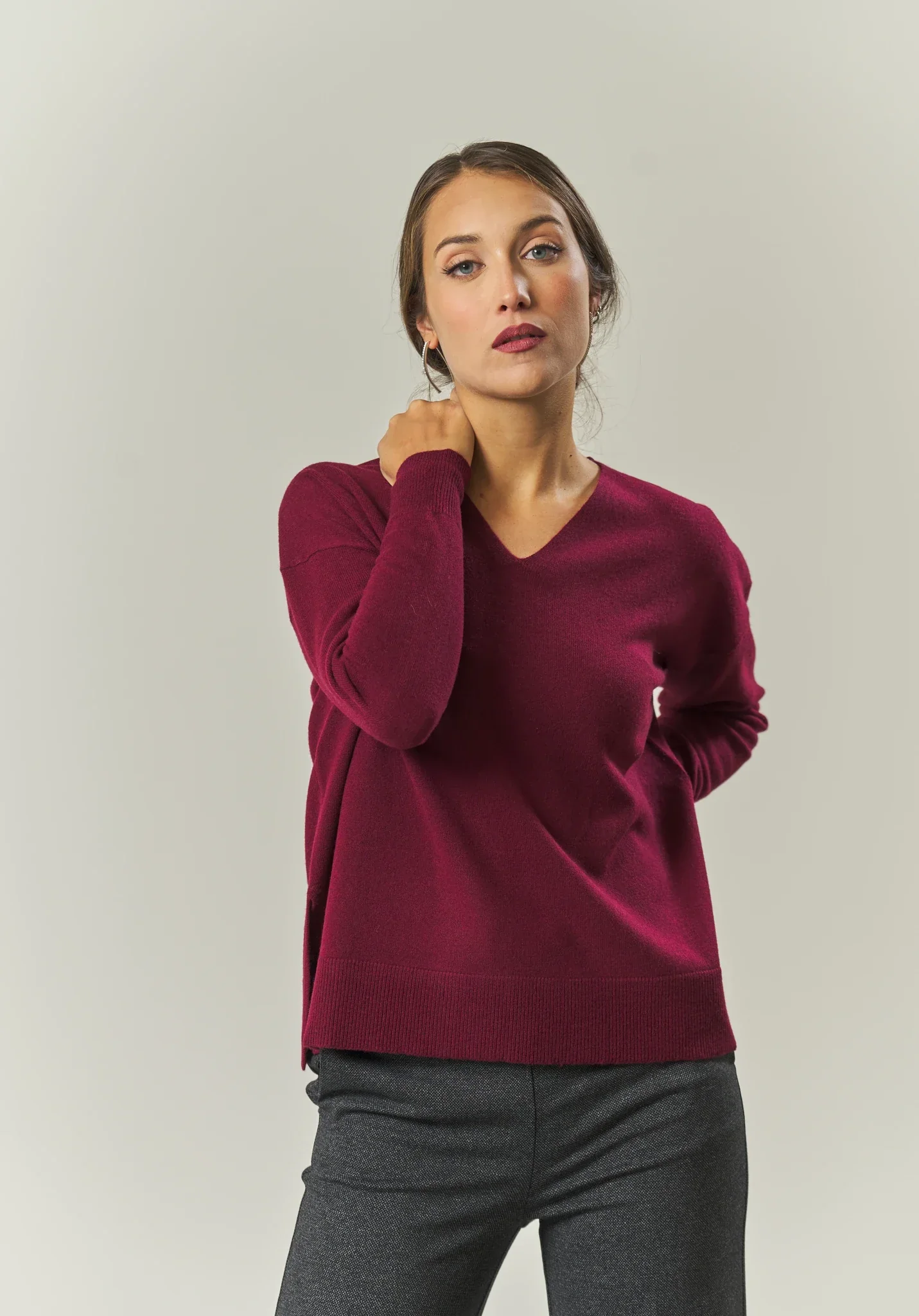 Image of Scollo V burgundy over lana