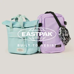 Due zaini Eastpak affiancati, uno blu chiaro con maniglie, l'altro lavanda con tracolla nera e una pochette a fantasia attaccata, su uno sfondo neutro.