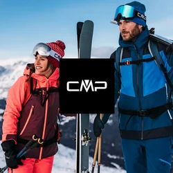 Due sciatori si trovano su un terreno innevato. La donna indossa una giacca rosa e marrone scuro, pantaloni rosa abbinati e un cappello di lana rosso. L'uomo è vestito con una giacca e pantaloni blu e neri, tiene in mano gli sci e i bastoncini. Entrambi indossano occhiali da sci.