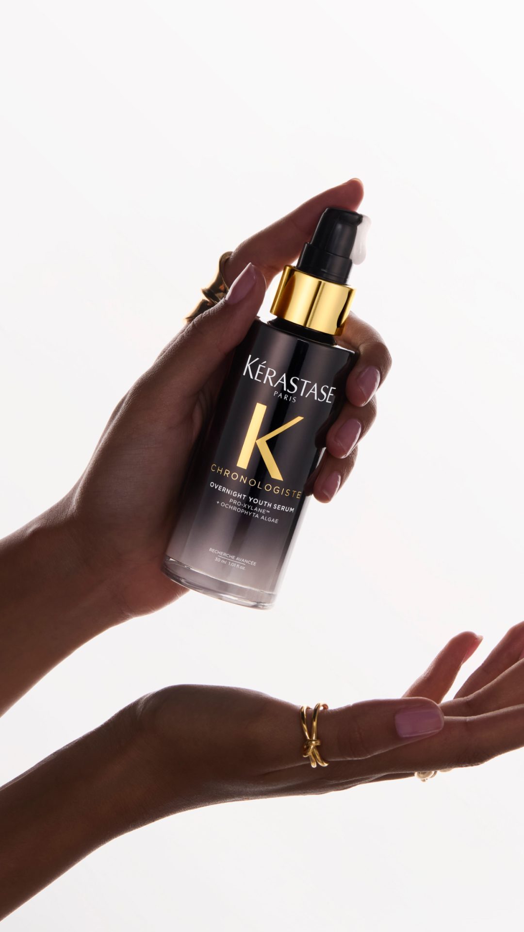 Il siero S&eacute;rum Anti-Et&agrave; Chronologiste tenuto in una mano.