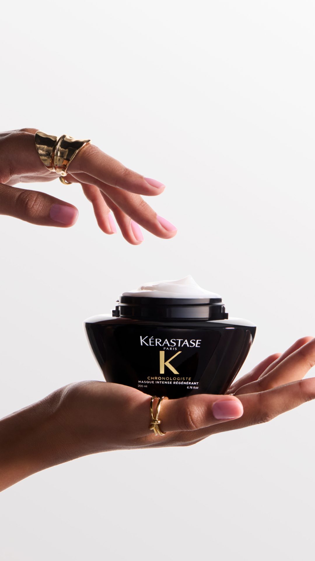 La maschera Masque Revitalisant Anti-Et&agrave; Chronologiste tenuta in una mano.