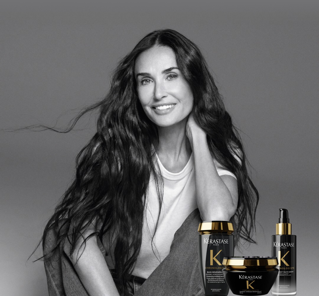 Demi Moore, Ambasciatrice Globale K&eacute;rastase, ci racconta la sua storia seduta su una sedia.
