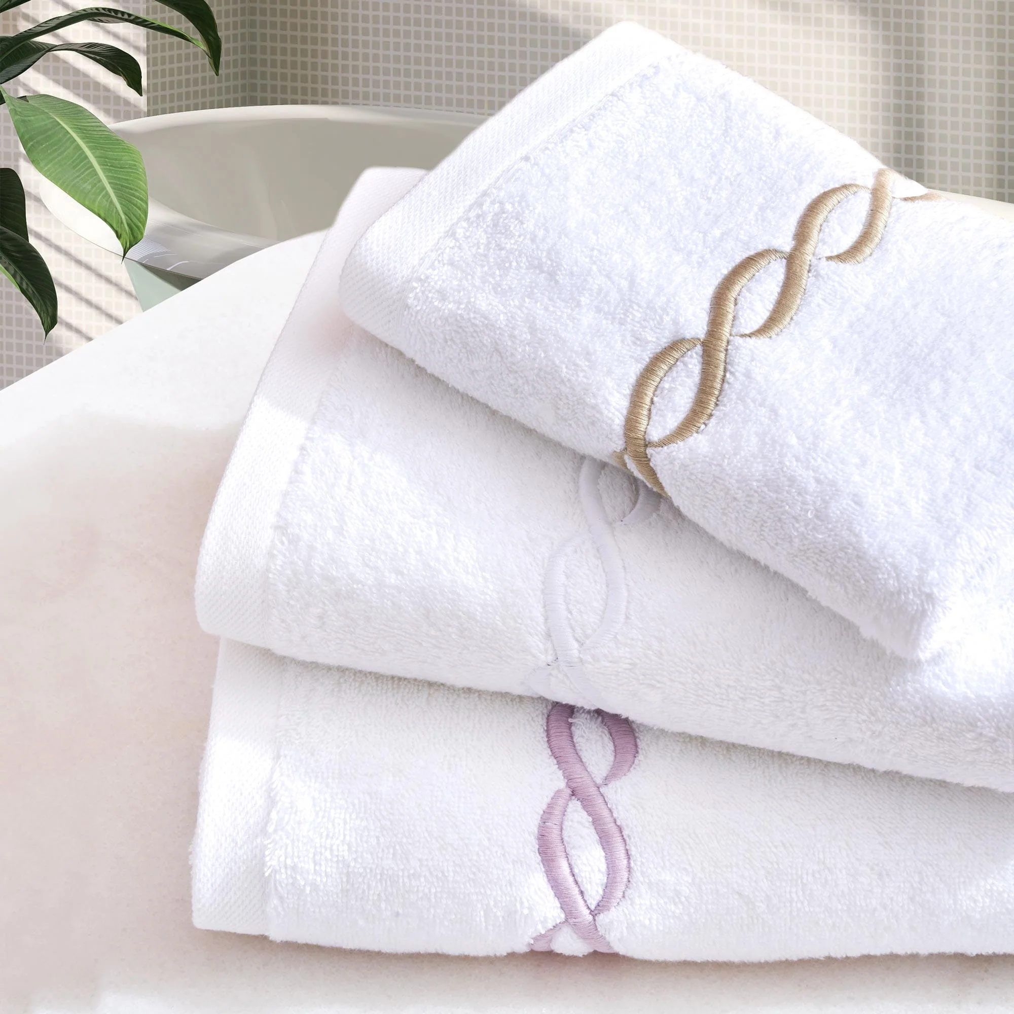 Image of Coppia di Asciugamani in Spugna <br>di Cotone con Greca Ricamata - <b>Zeus