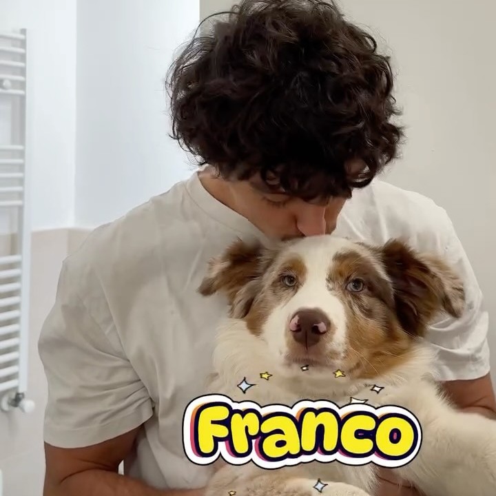 Vasetto bianco di Creamy Eye Treatment with Avocado Kiehl&rsquo;s aperto, con crema di colore verde chiaro visibile all&rsquo;interno, su sfondo chiaro.