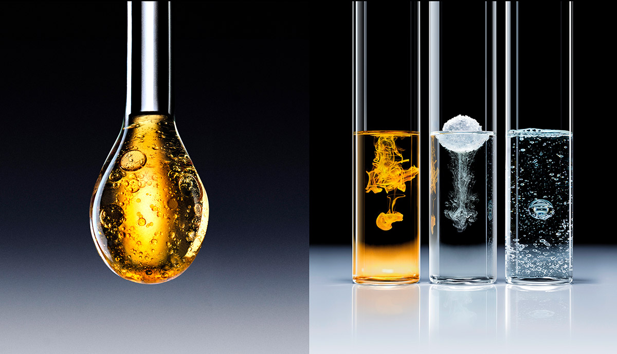 Illustrazione scientifica del nuovo complesso attivo corpo Replasty. A sinistra, una goccia dorata concentrata di principi attivi; a destra, tre provette che dimostrano l'infusione di ingredienti esperti come il Pro-XylaneTM e l'Acido Glicirrizico.