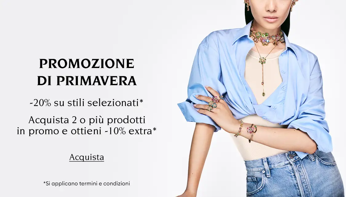 Modella con gioielli Swarovski. Il testo recita “PROMOZIONE DI PRIMAVERA -20% su stili selezionati* Acquista 2 o più prodotti in promo e ottieni -10% extra.* *Si applicano termini e condizioni”. Il testo cliccabile recita “Acquista”