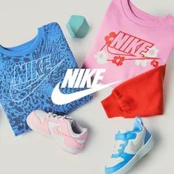 Felpe Nike piegate blu e rosa con logo, due scarpe da bambino in rosa e blu, blocchi geometrici rossi e blu su sfondo beige.