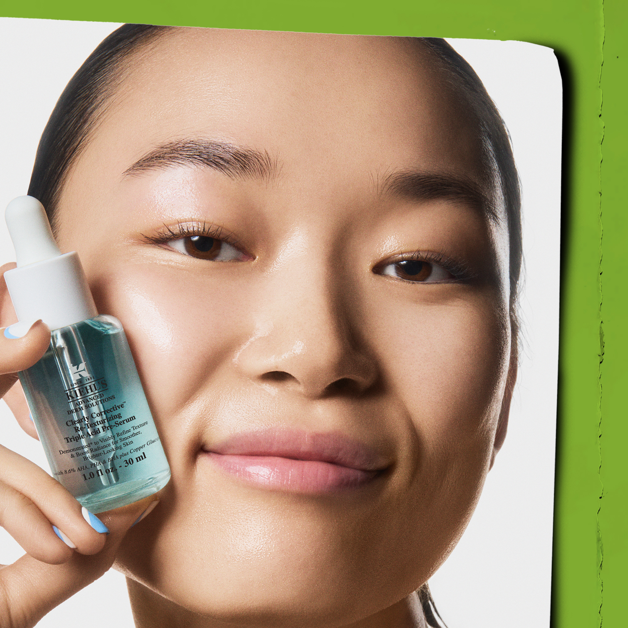 Flacone di Facial Fuel Energizing Face Wash Kiehl&rsquo;s da 250ml appoggiato sopra la testa di un modello uomo. Gel detergente viso energizzante per pelle maschile.