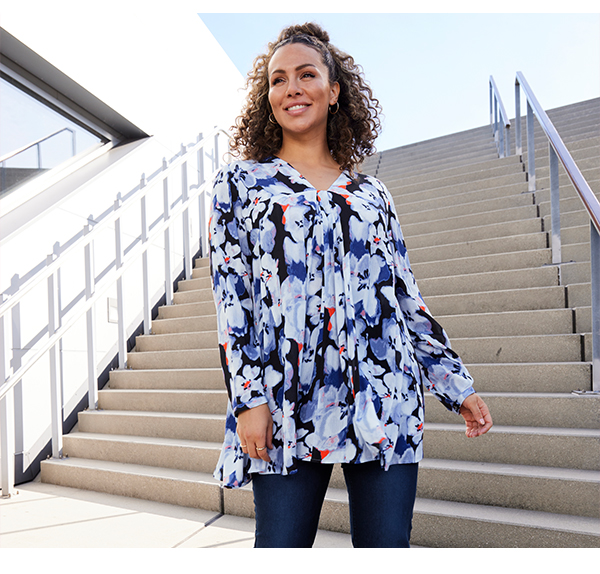 Blusa dal taglio svasato con fantasia floreale, pieghe godet e maniche lunghe