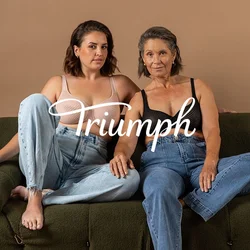 Due persone sedute su un divano verde oliva. Una indossa un reggiseno beige a coste; l'altra, un reggiseno nero con texture. Entrambe in jeans a vita alta.