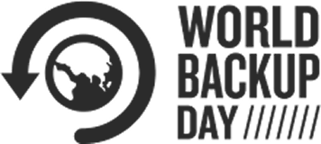 Logo della Giornata mondiale del backup. Un globo nero con una freccia curva attorno, su sfondo bianco.