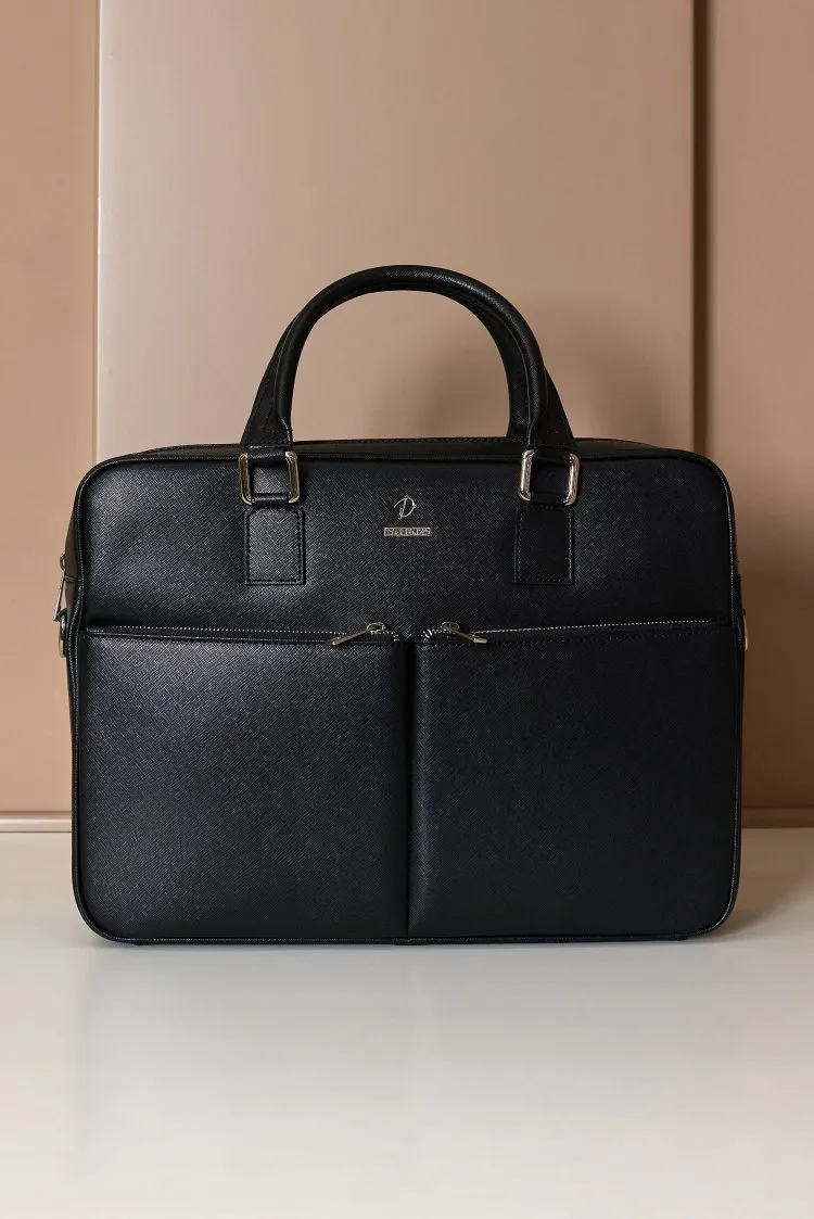 Image of Borsa Ventiquattrore in pelle di vitello nera saffiano con doppia tasca