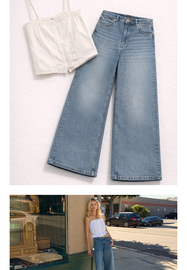 Outfit donna con jeans a gamba larga in lavaggio chiaro abbinati a un top camisole bianco, seguito da un’immagine lifestyle di una donna che indossa il look all’aperto sopra un pulsante « Per lei ».
