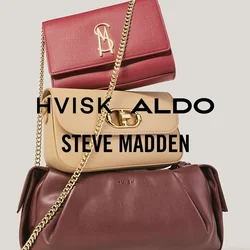 Tre borse a tracolla in pelle impilate, nei colori bordeaux, beige e marrone scuro, con dettagli in catena d'oro e chiusure metalliche.