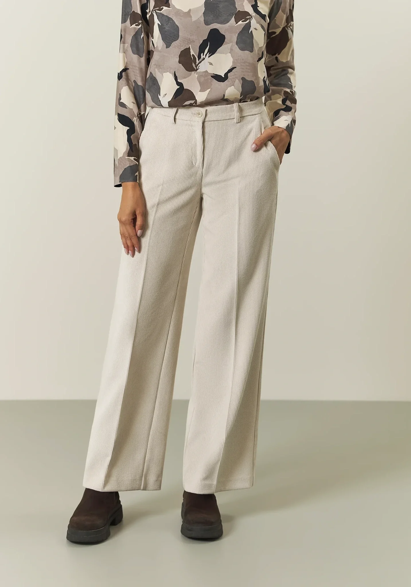 Image of Pantalone panna velluto gamba larga