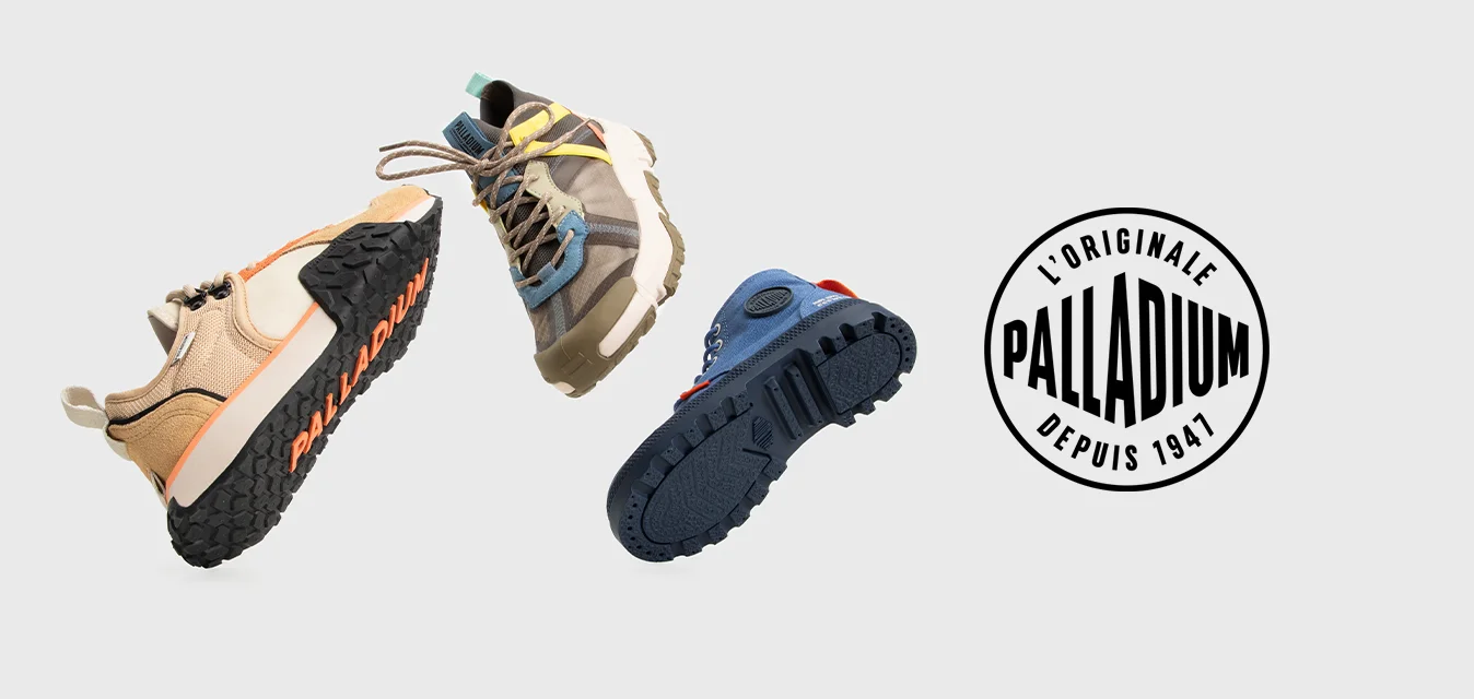 Tre paia di scarpe da corsa: beige con suola arancione, grigie con dettagli gialli e blu con dettagli rossi. Suole in gomma testurizzata.