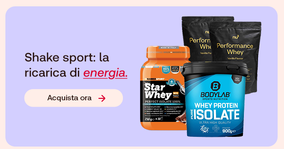 Integratori proteici sportivi: Star Whey, Bodylab Whey Protein Isolate e nu3 Performance Whey. Testo: “Shake sport: la ricarica di energia”, con “energia” evidenziato in rosso corsivo. Pulsante: “Acquista ora”. Integratori proteici sportivi: Star Whey, Bodylab Whey Protein Isolate e nu3 Performance Whey. Testo: “Shake sport: la ricarica di energia”, con “energia” evidenziato in rosso corsivo. Pulsante: “Acquista ora”.