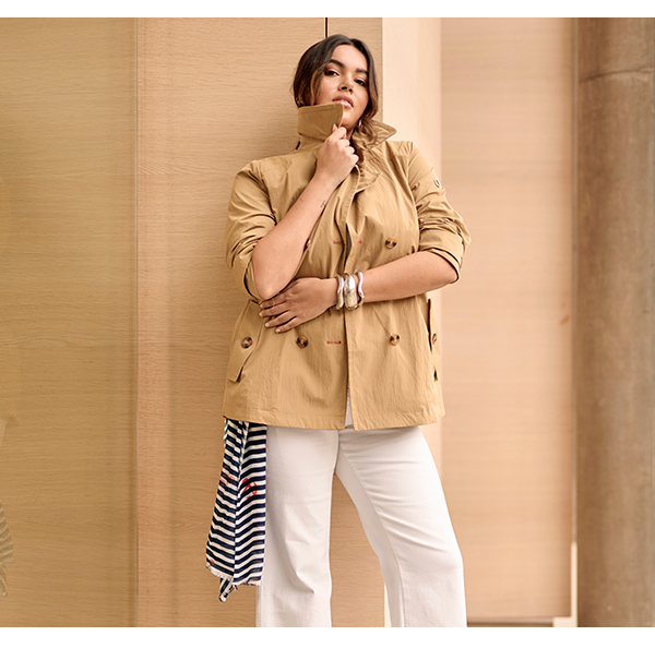 Trench idrorepellente HYPRAR dal taglio corto e svasato