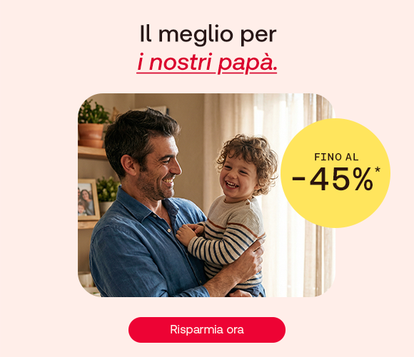 Un papà sorride mentre tiene in braccio il suo bambino riccio, entrambi felici in un ambiente domestico. In alto il testo: “Il meglio per i nostri papà”, con “i nostri papà” evidenziato in rosso corsivo e sottolineato. A destra un bollino giallo indica: “Fino al -45%”. In basso pulsante rosso: “Risparmia ora”. Un papà sorride mentre tiene in braccio il suo bambino riccio, entrambi felici in un ambiente domestico. In alto il testo: “Il meglio per i nostri papà”, con “i nostri papà” evidenziato in rosso corsivo e sottolineato. A destra un bollino giallo indica: “Fino al -45%”. In basso pulsante rosso: “Risparmia ora”.