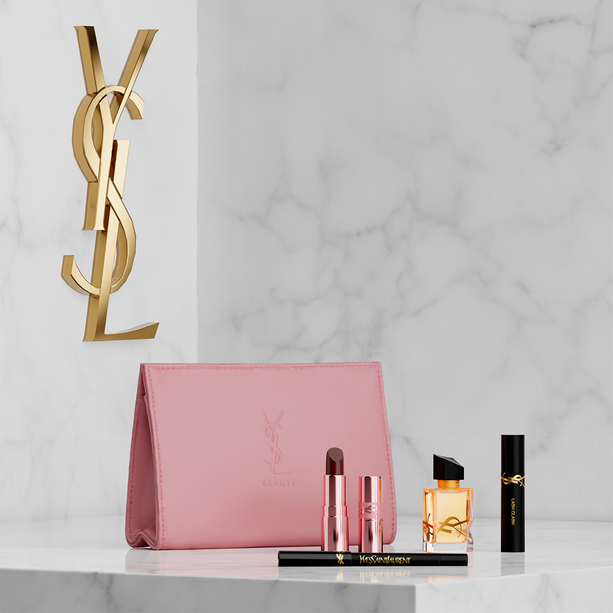 Una trousse YSL rosa e una selezione di prodotti per il trucco e profumo su una superficie di marmo bianco.