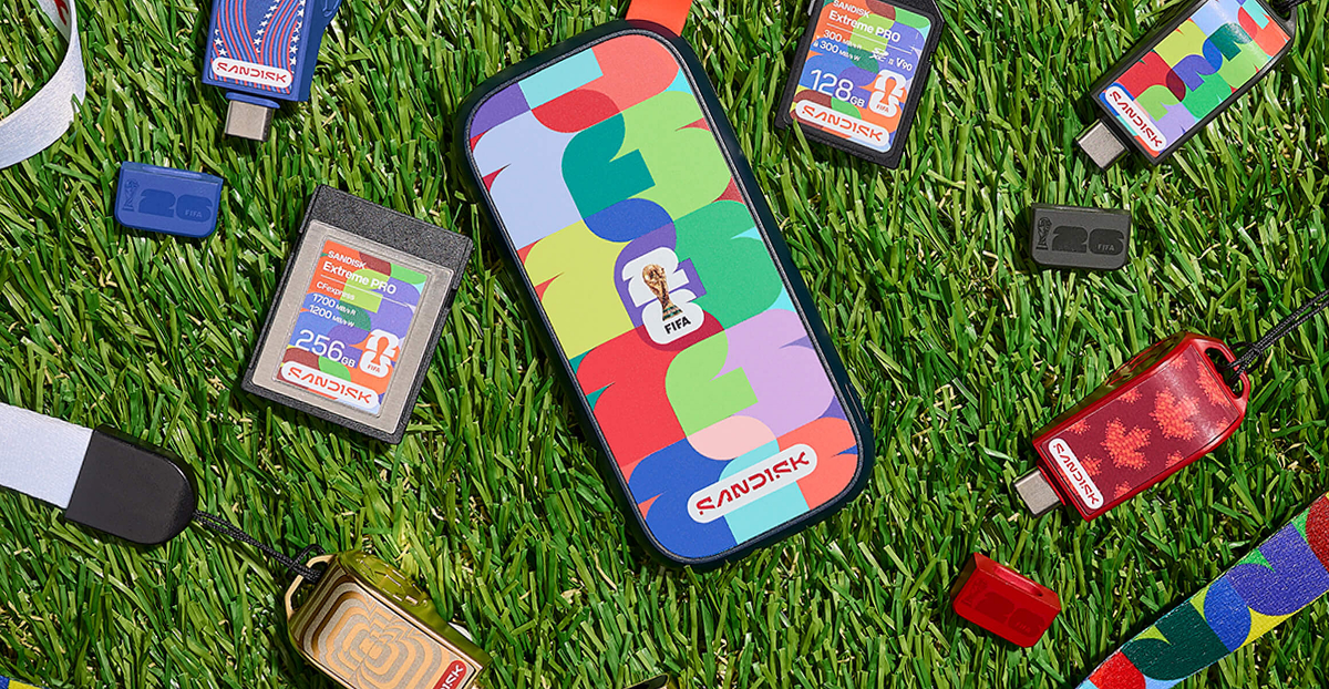 Prodotti SANDISK FIFA stesi sull'erba