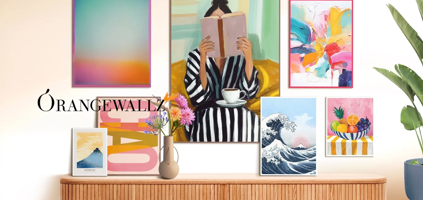 Un mobiletto in legno espone varie opere d'arte: floreali, astratte, onde oceaniche e una donna che legge, con un vaso di fiori nelle vicinanze.