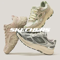 Tre scarpe sportive galleggianti nei colori beige-rosa, beige-verde e grigio-bianco, esposte su uno sfondo chiaro e uniforme.