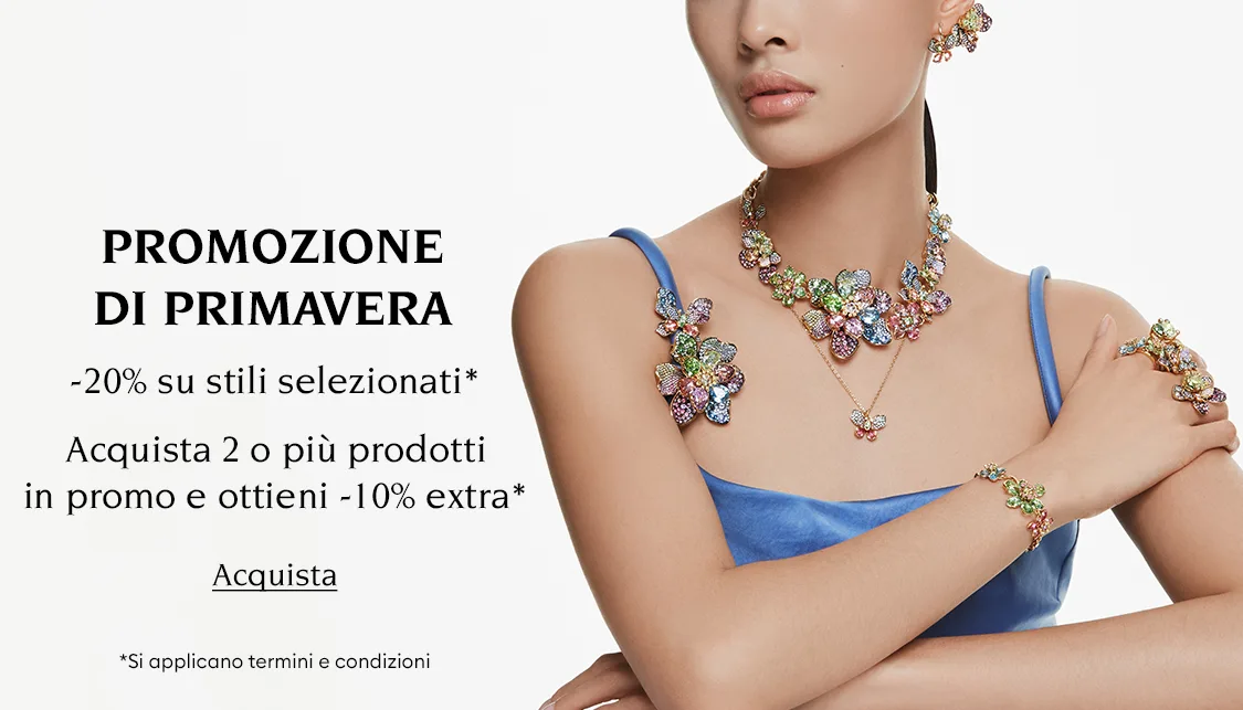 Modella con gioielli Swarovski. Il testo recita “PROMOZIONE DI PRIMAVERA -20% su stili selezionati* Acquista 2 o più prodotti in promo e ottieni -10% extra* *Si applicano termini e condizioni”. Il testo cliccabile recita “Acquista”.