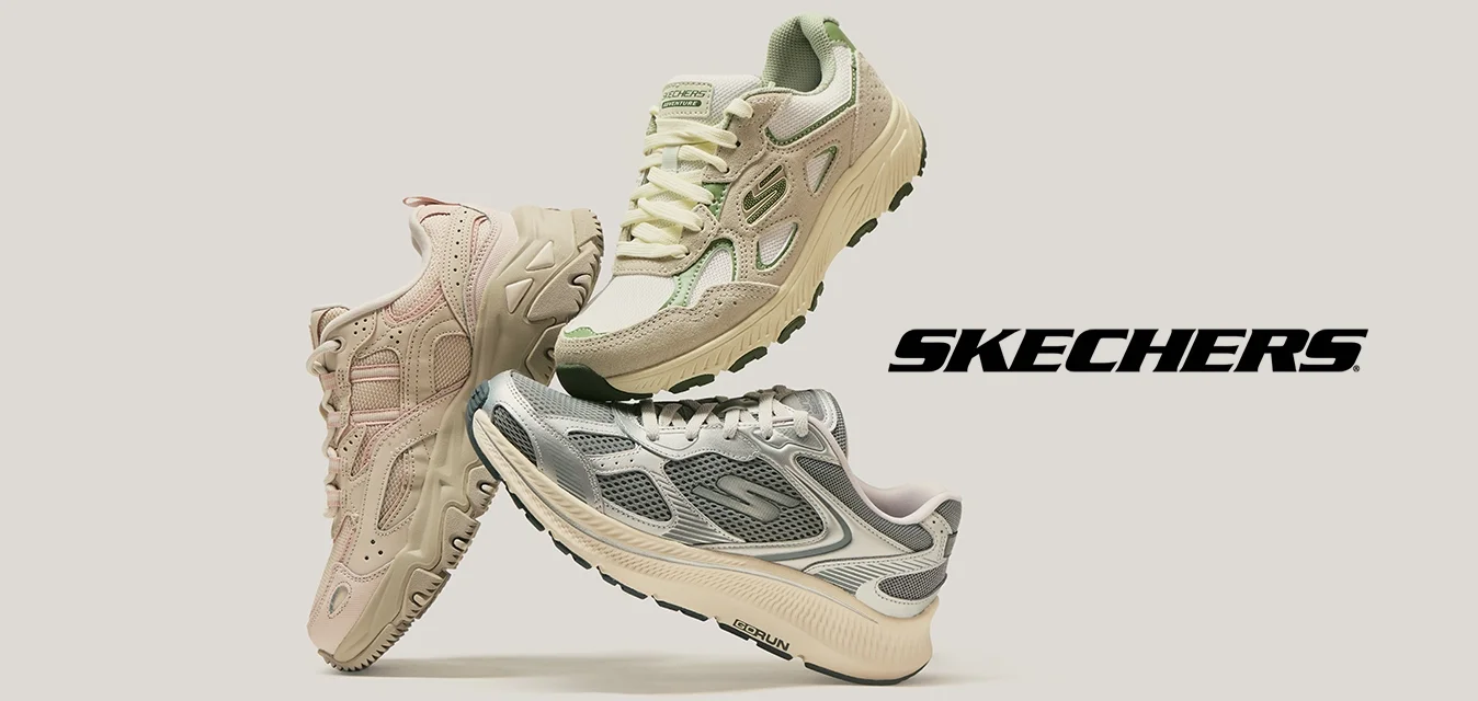 Tre scarpe sportive galleggianti nei colori beige-rosa, beige-verde e grigio-bianco, esposte su uno sfondo chiaro e uniforme.