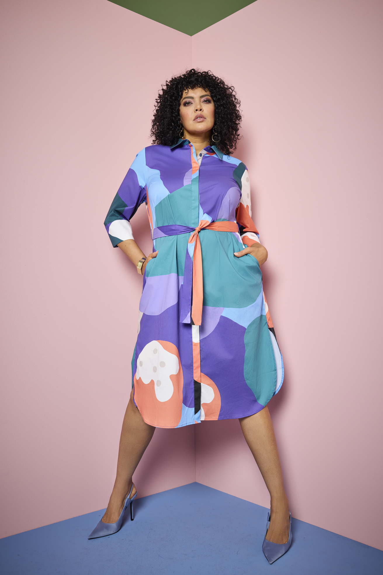 Abito midi chemisier dal taglio svasato con design grafico, colletto da camicia e maniche a