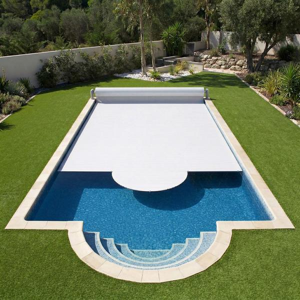 Copertura a barre per piscina rettangolare con scala romana