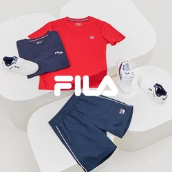 T-shirt rossa a girocollo, t-shirt blu navy, pantaloni corti blu navy, sneakers bianche con dettagli blu navy, esposti su superfici bianche. Loghi Fila visibili.