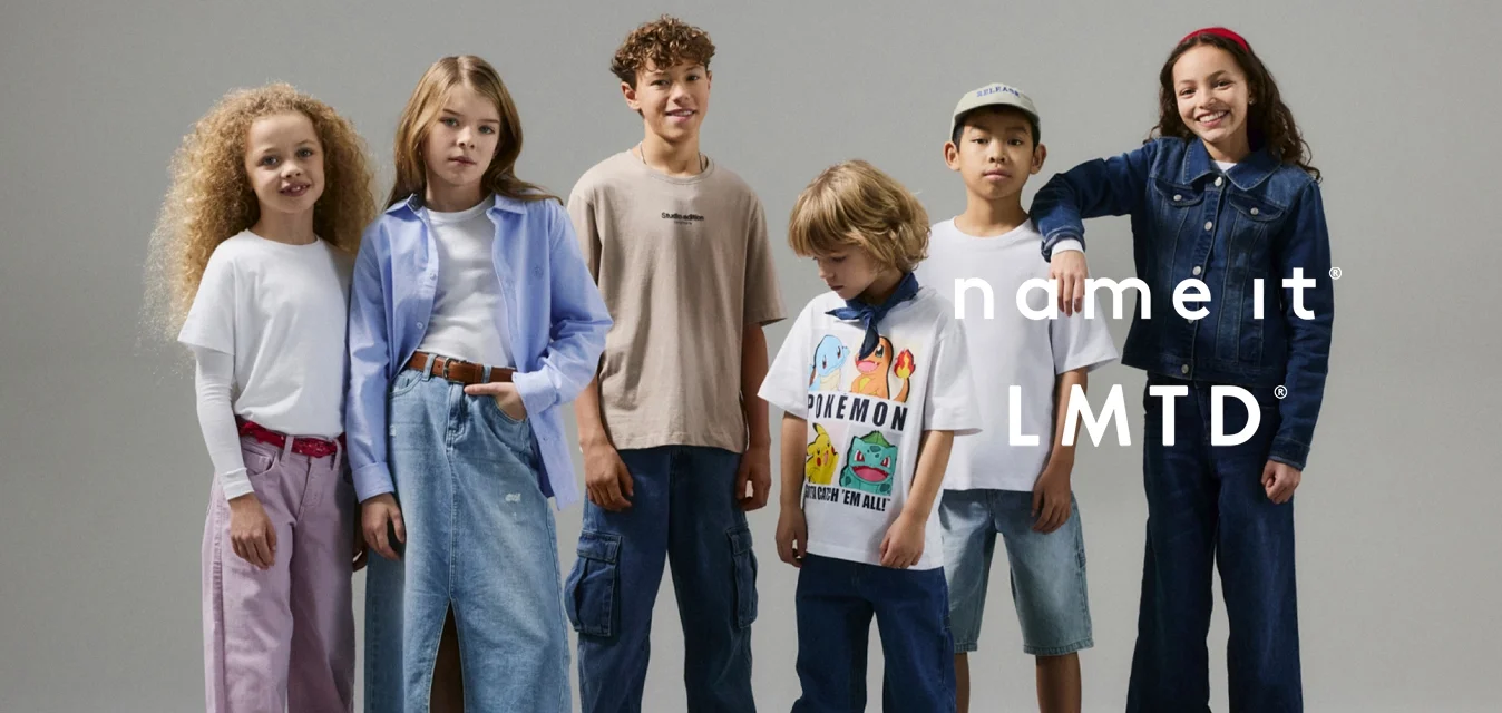 Gruppo di sei bambini in abbigliamento casual: t-shirt, denim e tessuti leggeri. I colori notevoli includono azzurro chiaro, bianco e rosa con texture varie.