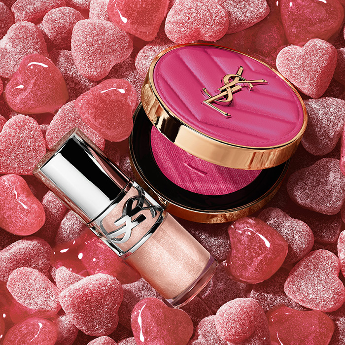 Combo Fuchsia Fizz: Loveshine n. 66 e Make Me Blush su un letto di caramelle fucsia.