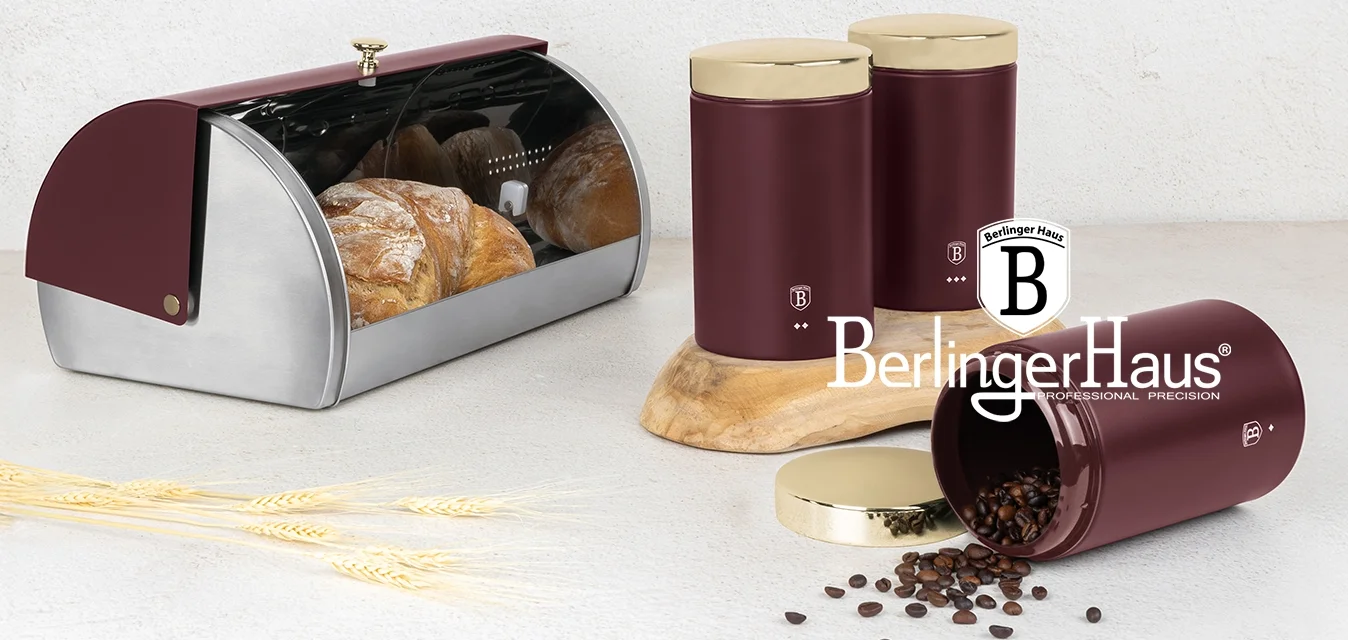Cestino per il pane in metallo borgogna con un top arrotondato e accenti argentati, abbinato a due contenitori di stoccaggio coordinati con coperchi dorati.