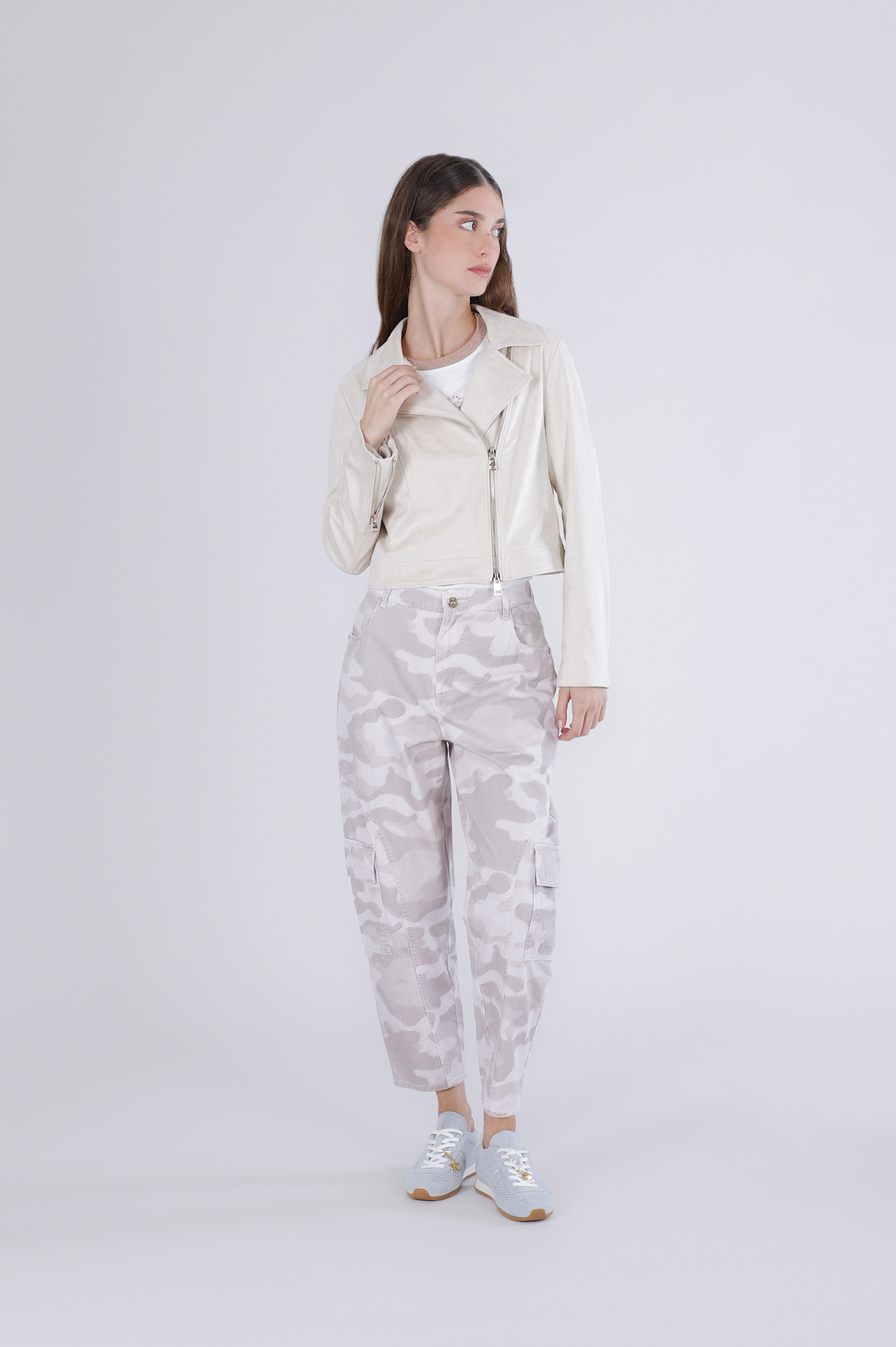 Image of chiodo corto in ecosuede avena