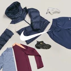 Giacca imbottita blu scuro e beige, camicie blu e bordeaux, pantaloni della tuta blu scuro, scarpe da ginnastica nere e bianche disposti su sfondo chiaro.