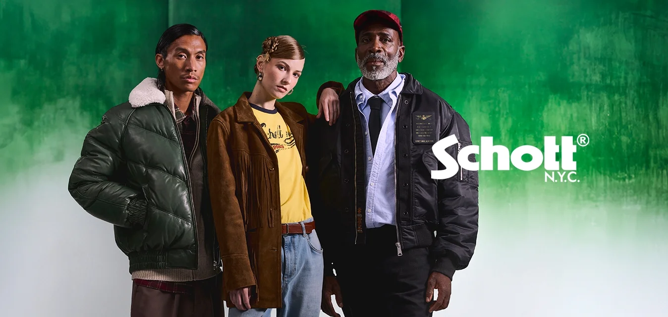 Tre adulti di diversa provenienza sono in piedi su una piattaforma bianca contro uno sfondo sfumato verde, indossando abbigliamento casual e semi-formale.