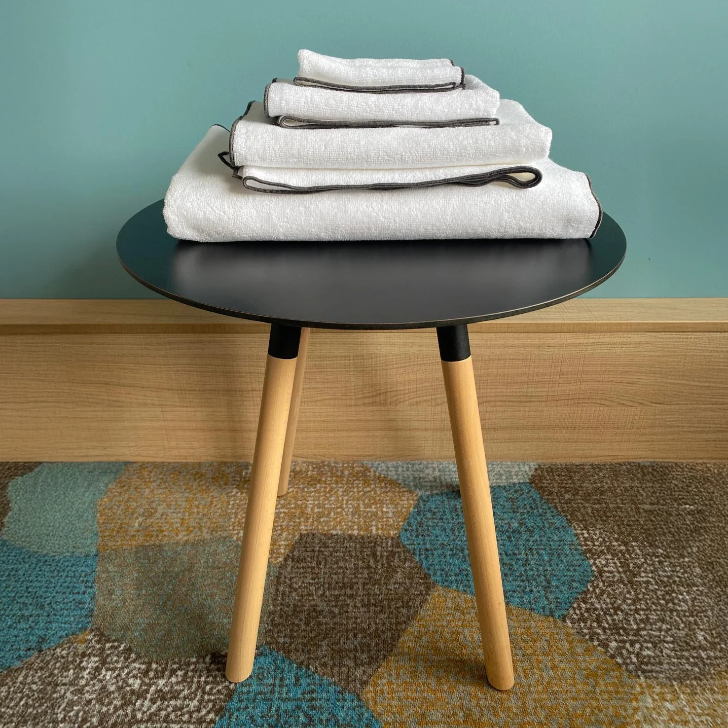 Image of Coppia di Asciugamani in Spugna di <br>Cotone con finiture Overlock - <b>Reunus